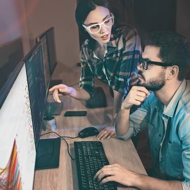 Im Computational and Data Science Studium tauschen sich Studierende aus.