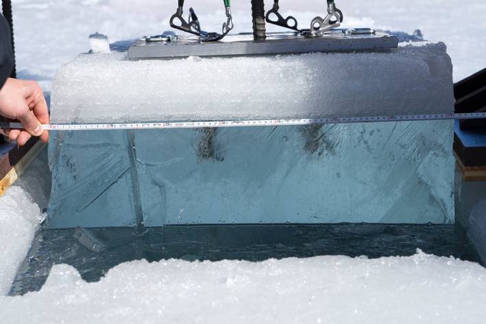 Messung eines Eisblocks an der Ankerzugmaschine