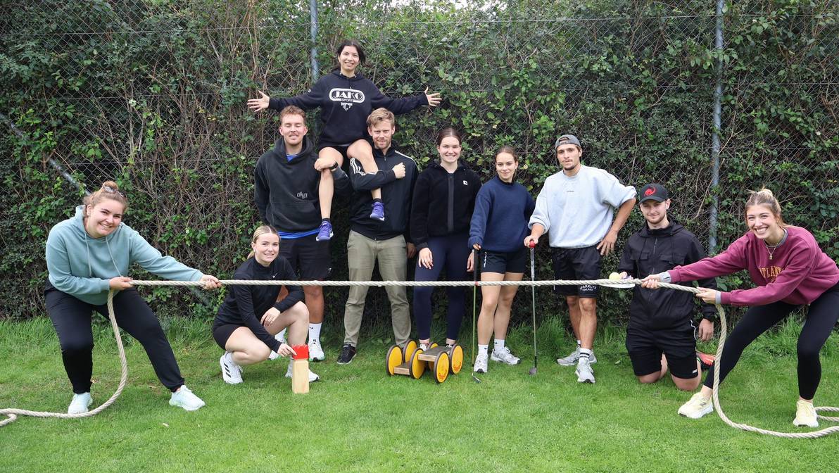Zehn der 80 neuen Sport-Management-Studierenden lernen sich beim Teambuilding-Anlass kennen. Sie sind der 10. Jahrgang dieses Studienangebots der Fachhochschule Graubünden.