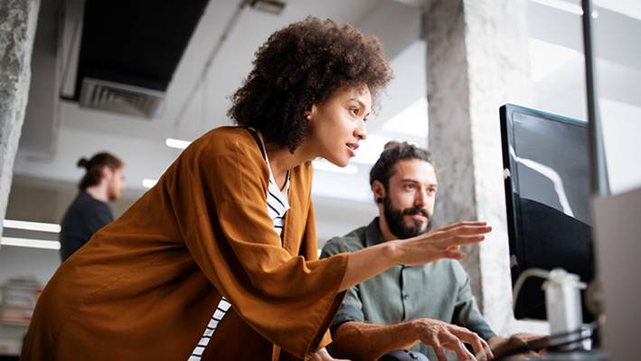 Datavisualisation Studierende arbeiten am Computer