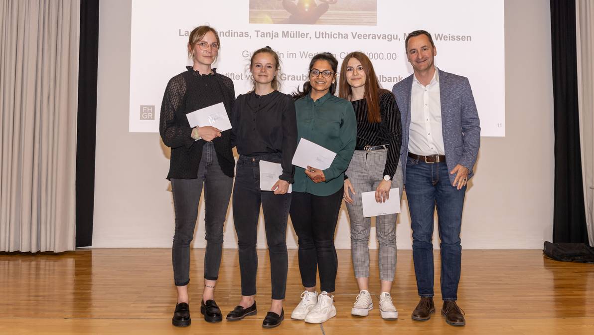 First Runners-up des Best-Businessplan-Wettbewerbs 2022 der FH Graubünden (v.l.n.r.): Tanja Müller, Milena Weissen, Uthicha Veeravagu und Laura Candinas mit Preisstifter Enrico Lardelli (Geschäftsleitungsmitglied der Graubündner Kantonalbank und Hochschulrat der FH Graubünden).