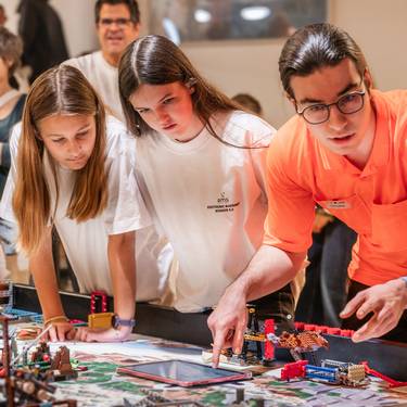 Beim Robot-Game erfüllen die Teams mit ihren Robotern die vorgegebenen Missionen.