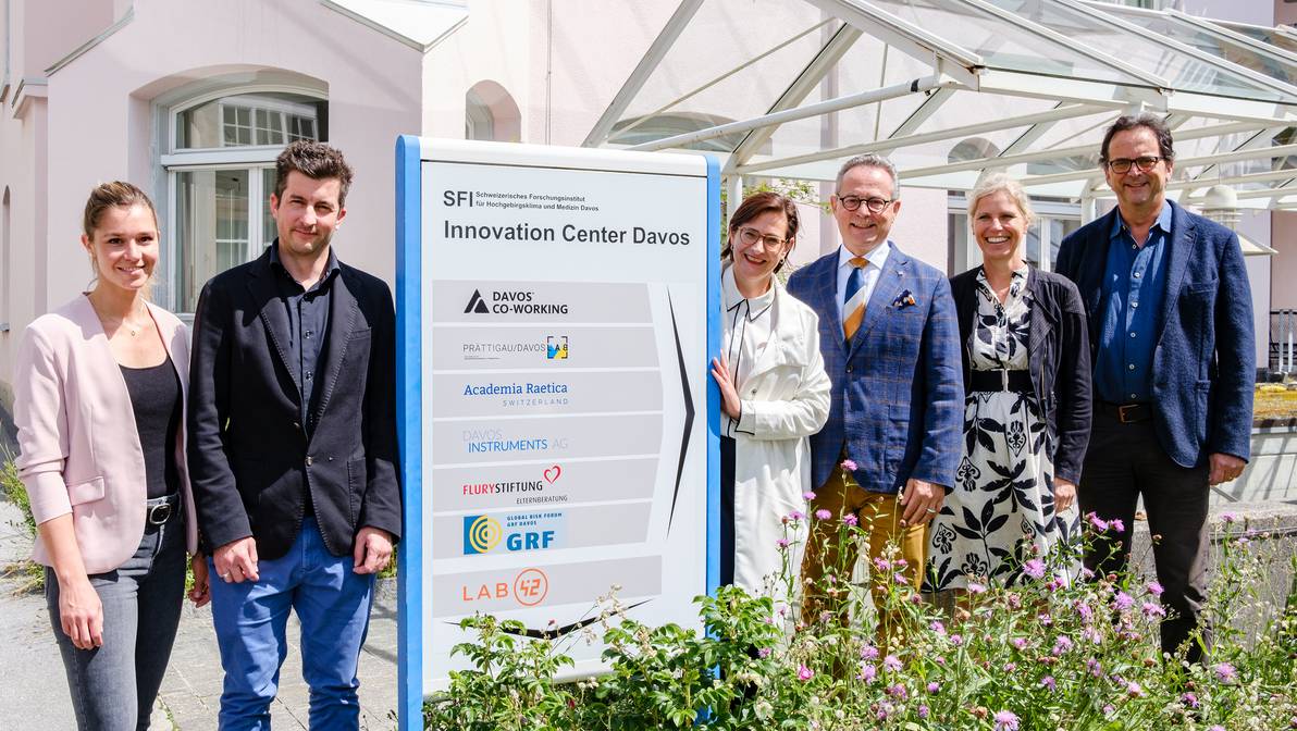 Enge Zusammenarbeit im Prättigau/Davos Lab für neue Lösungsansätze fürs Bergggebiet: Melanie Tamborini und Dominik Knaus (Leitende Prättigau/Davos Lab, FH Graubünden), Valérie Favre Accola (Leiterin Regionalentwicklung Region Prättigau/Davos), Jürg Kessler (Rektor FH Graubünden), Ulrike Zika (Leiterin Departement Entwicklung im alpinen Raum, FH Graubünden), Georg Fromm (Geschäftsführer Region Prättigau/Davos). (v.l.n.r.)