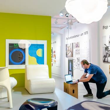 Gion Pol Catregn installiert die Laserscanner im Museum.