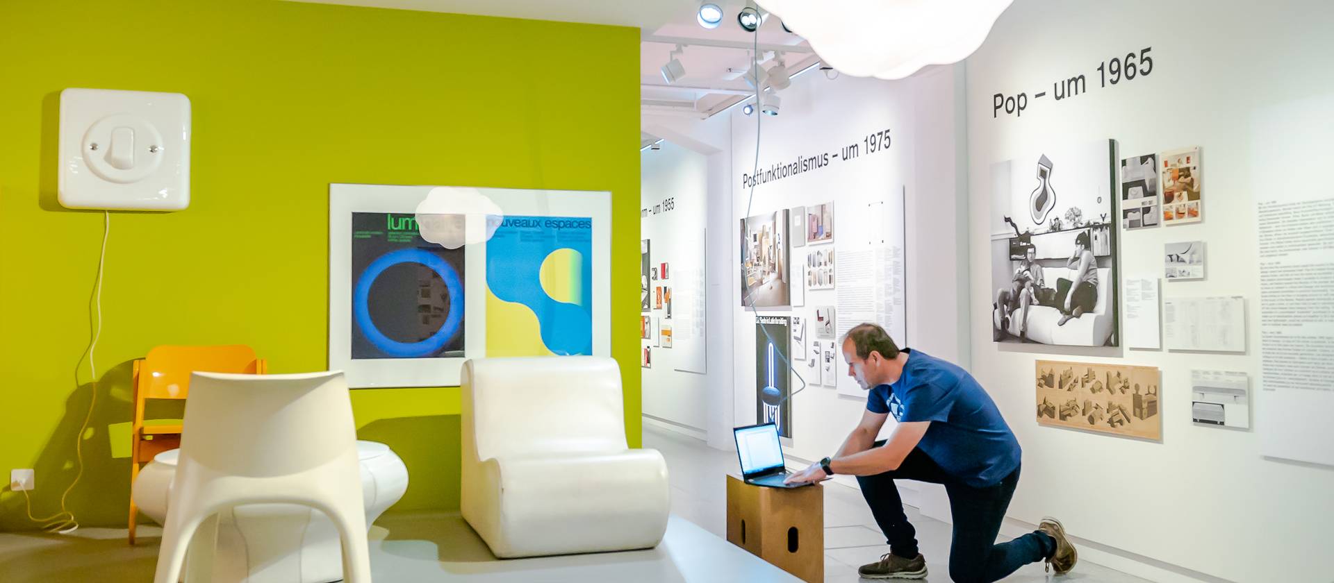 Gion Pol Catregn installiert die Laserscanner im Museum.