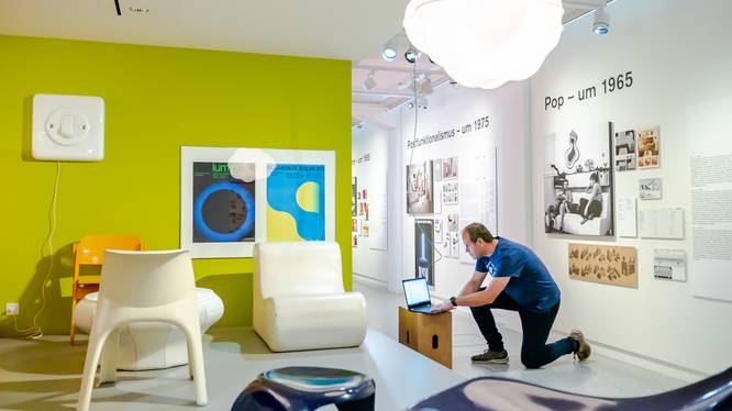 Unsichtbare Sicherheit mittels Laserscanner Gion Pol Catregn installiert die Laserscanner im Museum.