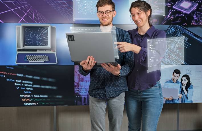 Entwickle intelligente Software mittels AI! FHGR Bachelorstudium AI in Software Engineering: Studierende schreiben einen Code mit KI