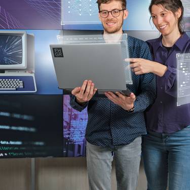 FHGR Bachelorstudium AI in Software Engineering: Studierende schreiben einen Code mit KI
