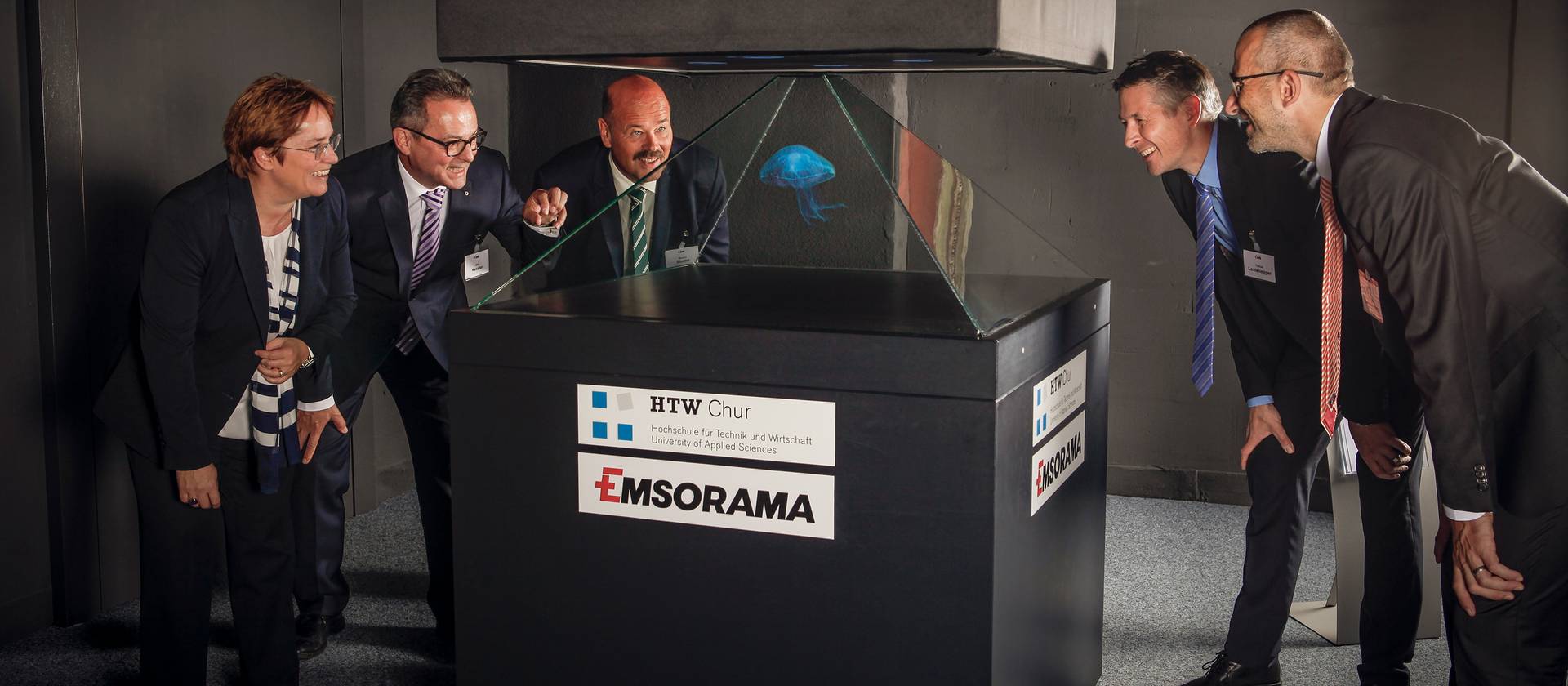Vier Leute schauen auf ein Quallen-Hologram