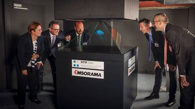 Emsorama mit Hologram Vier Leute schauen auf ein Quallen-Hologram