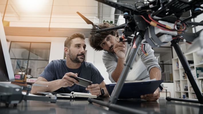 Ingenieur und Techniker arbeiten gemeinsam an Drohne im Büro
