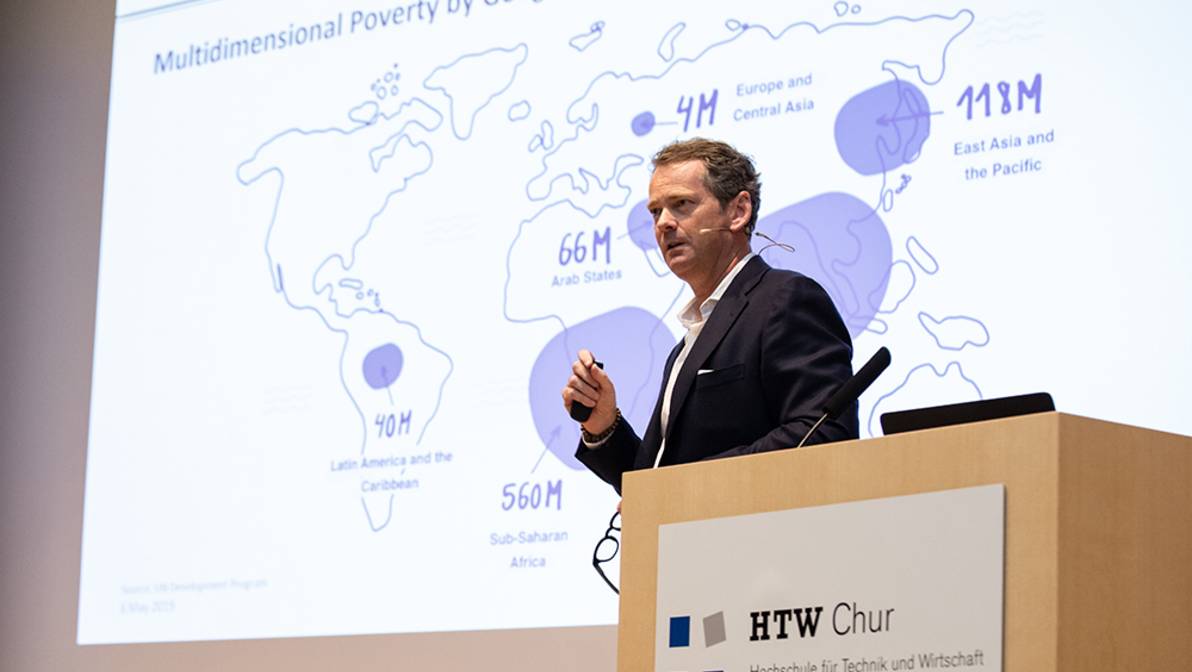 Peter Fanconi zeigt im Rahmen der Veranstaltung «Denk.Wert!» der FH Graubünden auf, welche Bedeutung Mikrofinanzierungen in Entwicklungsländern haben und wie dadurch verantwortungsvolle Investitionen realisiert werden können.