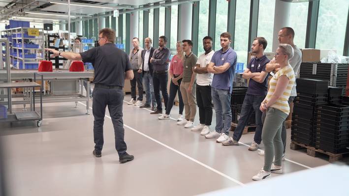 Digital Supply Chain Management Studierende auf einer Exkursion bei einem Unternehmen.