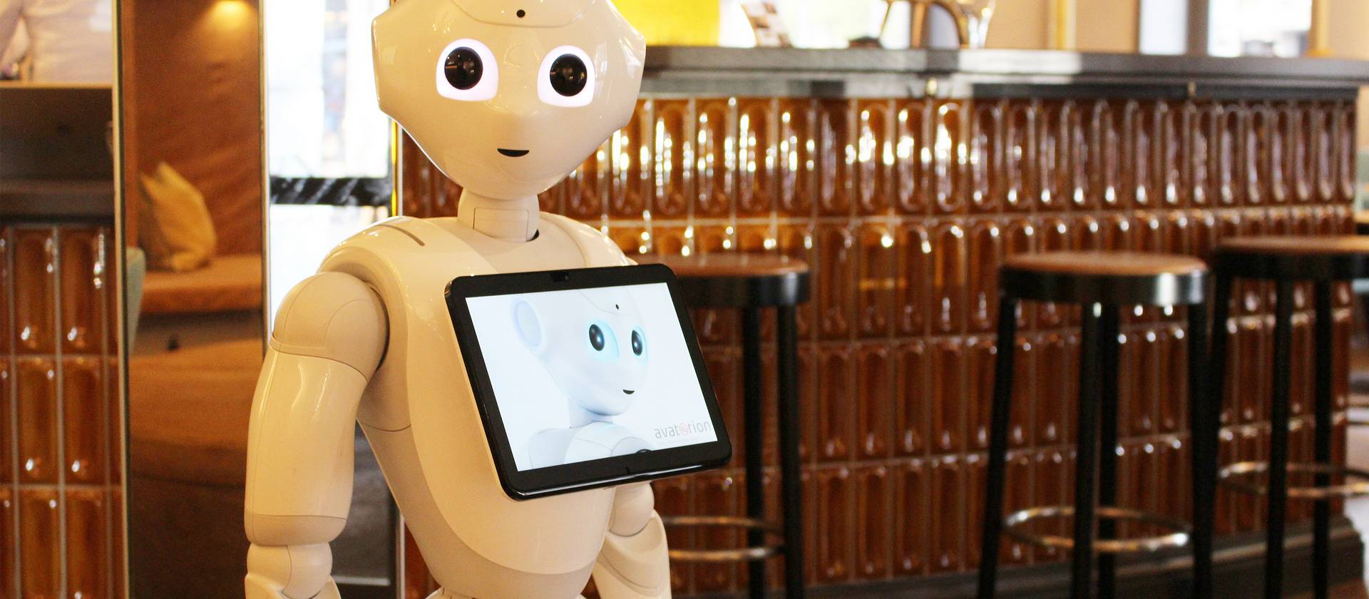 Roboter mit Tablet empfängt Gäste in einem Hotel