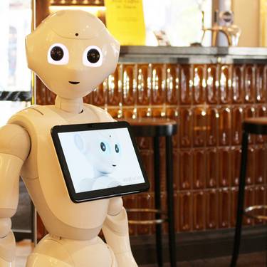 Roboter mit Tablet empfängt Gäste in einem Hotel