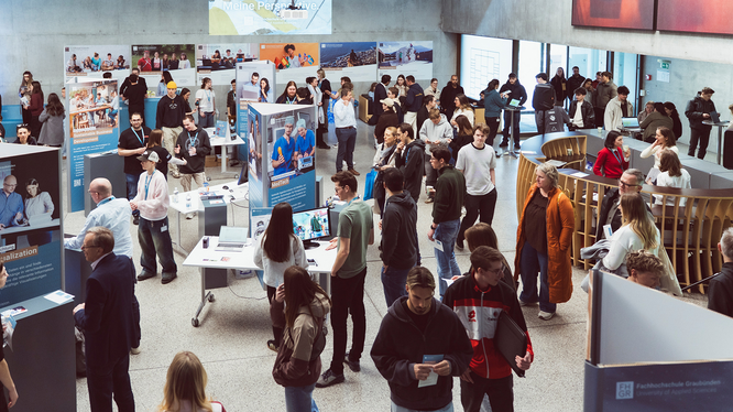 Unterschiedliche Rollen und Erfahrungen prägen Menschen und formen ihre individuelle Sicht auf die Welt. Diese Vielfalt an unterschiedlichen Perspektiven kann für eine Hochschule wie die FH Graubündnen bereichernd sein. Wissensplatz September 2026: Vielfalt