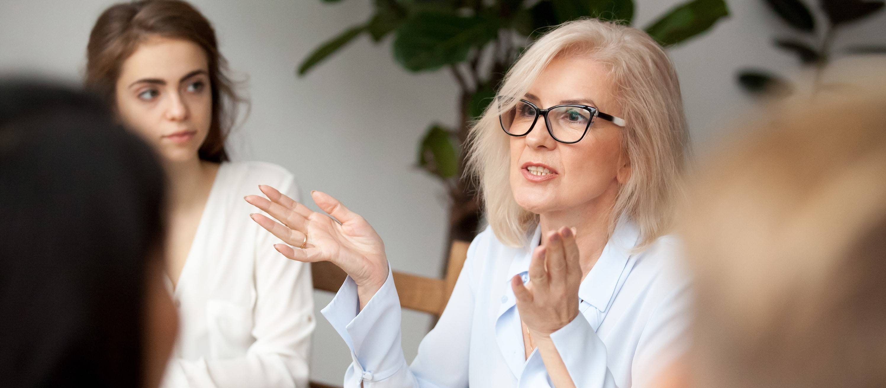 Headerbild Fachkurse Frau in Politik und Verwaltung.
