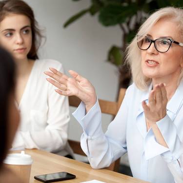 Headerbild Fachkurse Frau in Politik und Verwaltung.