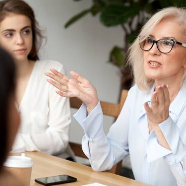 Zwei Frauen, die Fachkurse Frau in Politik und Verwaltung besuchen.