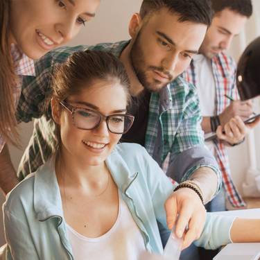 Master of Science in Business Administration absolvieren: Eine Gruppe New Business-Studierender