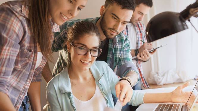 Master of Science in Business Administration absolvieren: Eine Gruppe New Business-Studierender