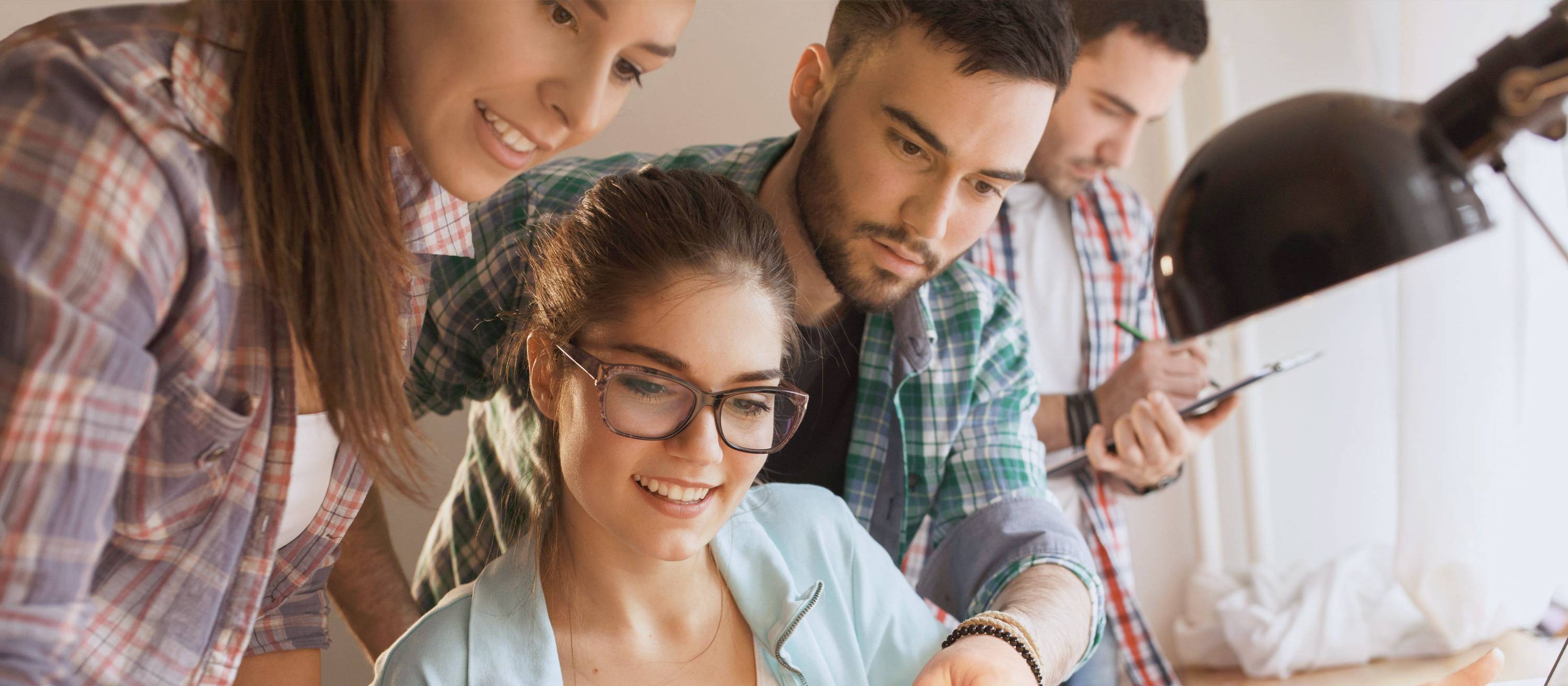 Master of Science in Business Administration absolvieren: Eine Gruppe New Business-Studierender