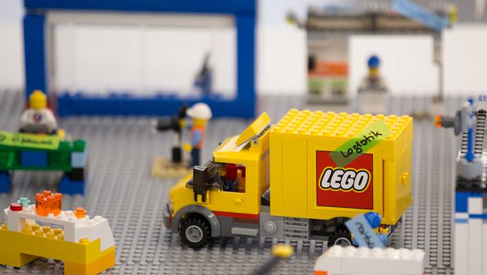 Service-Innovation-Lab-Produktionssimulation zusammengebaut aus Legosteinen