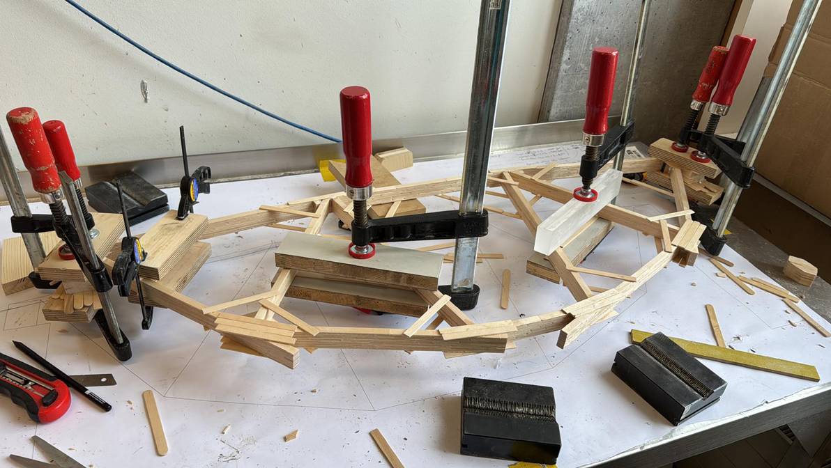 Die siegreiche Brücke in der Kategorie «Maximallast» des FHGR-Teams entsteht für den VSS-Brückenbau-Wettbewerb 2026.