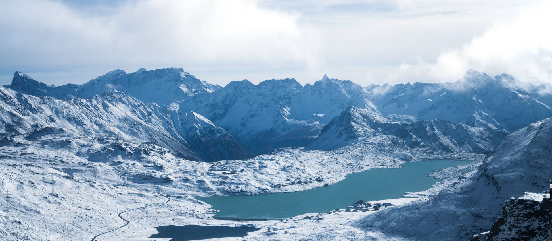 Der Lago Bianco auf dem Bernina-Pass mit Staumauer im Winter (Blickrichtung: Südosten)