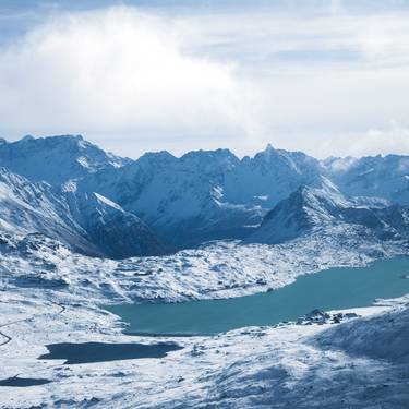 Der Lago Bianco auf dem Bernina-Pass mit Staumauer im Winter (Blickrichtung: Südosten)