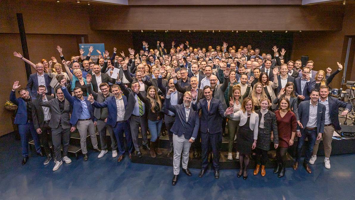 154 Absolventinnen und Absolventen feiern ihr erlangtes Diplom einer Management-Weiterbildung der Fachhochschule Graubünden.