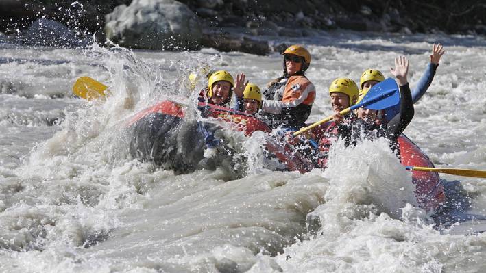 Gruppe am River Rafting auf dem Rhein