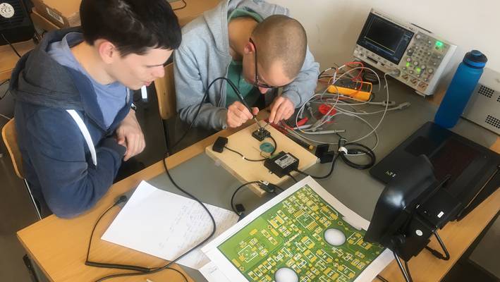 Im Laborversuch hatten die Studierenden die Aufgabe, den Fehler in einer Gabellichtschranke zu finden.