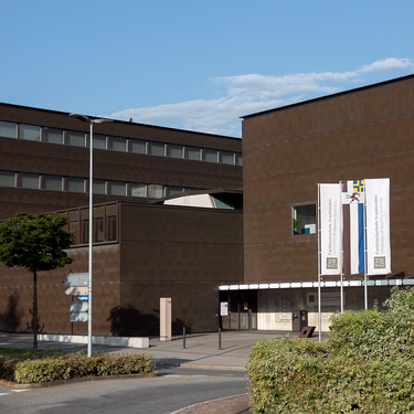 Masterabsolventinnen und -absolventen der Fachhochschule Graubünden haben künftig die Möglichkeit, ein Doktorat in Wirtschaft an der Universität Zürich zu absolvieren.