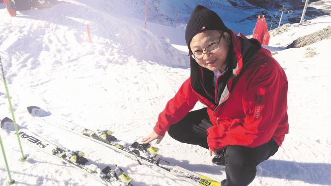 Chinesischer Skilehrer auf Piste
