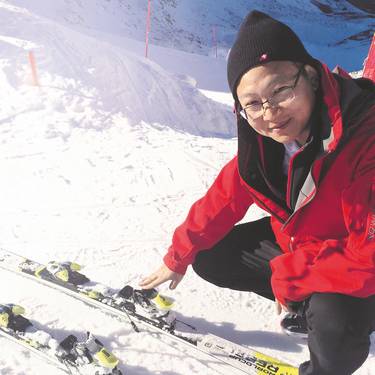 Chinesischer Skilehrer auf Piste