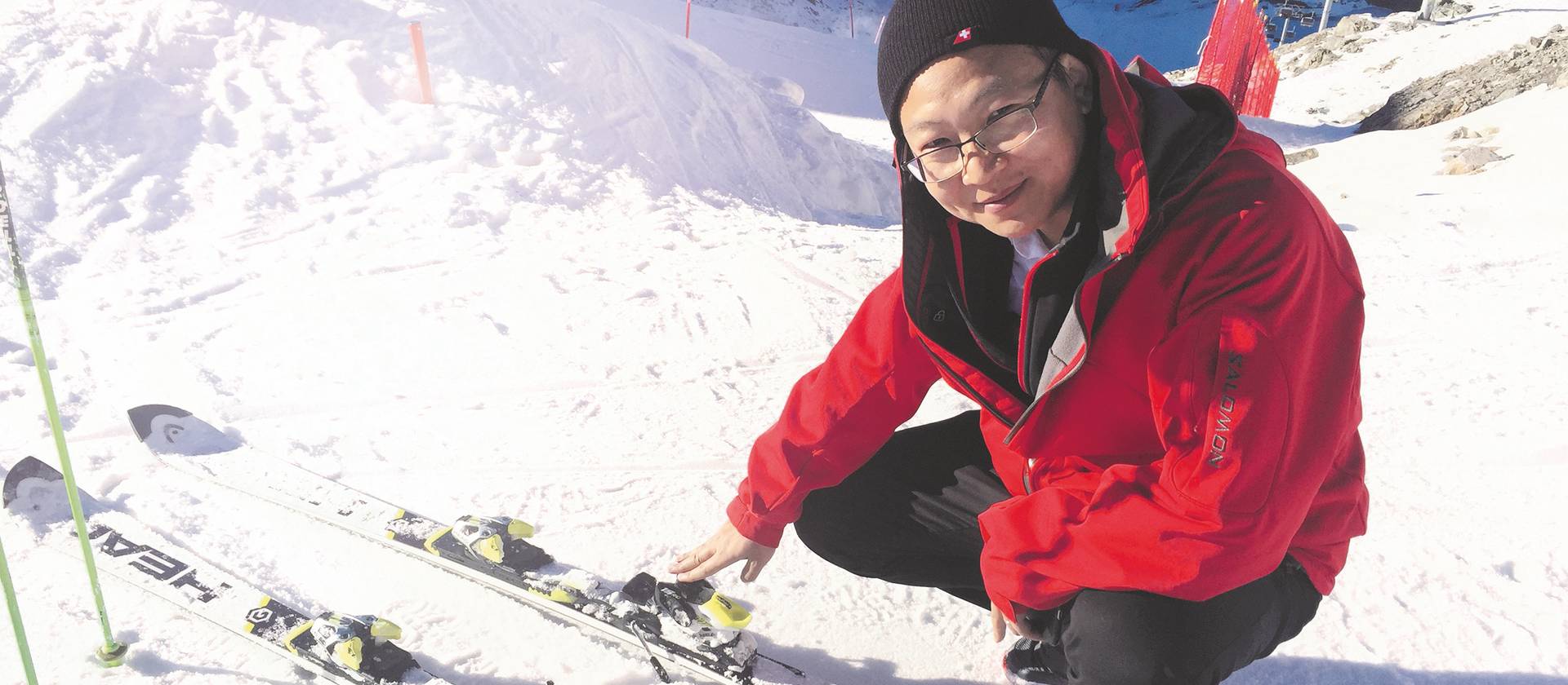 Chinesischer Skilehrer auf Piste