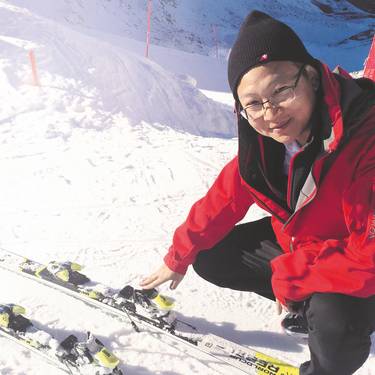 Chinesischer Skilehrer auf Piste