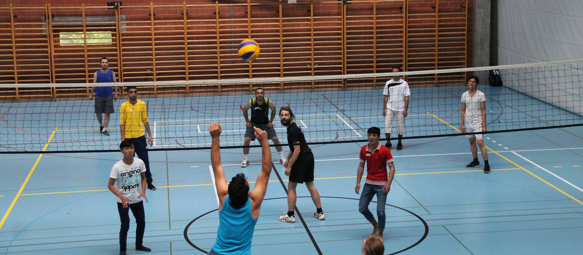 Studierende am Volleyball spielen.