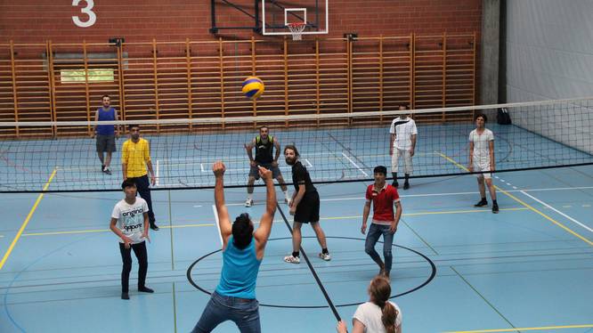 Studierende am Volleyball spielen.