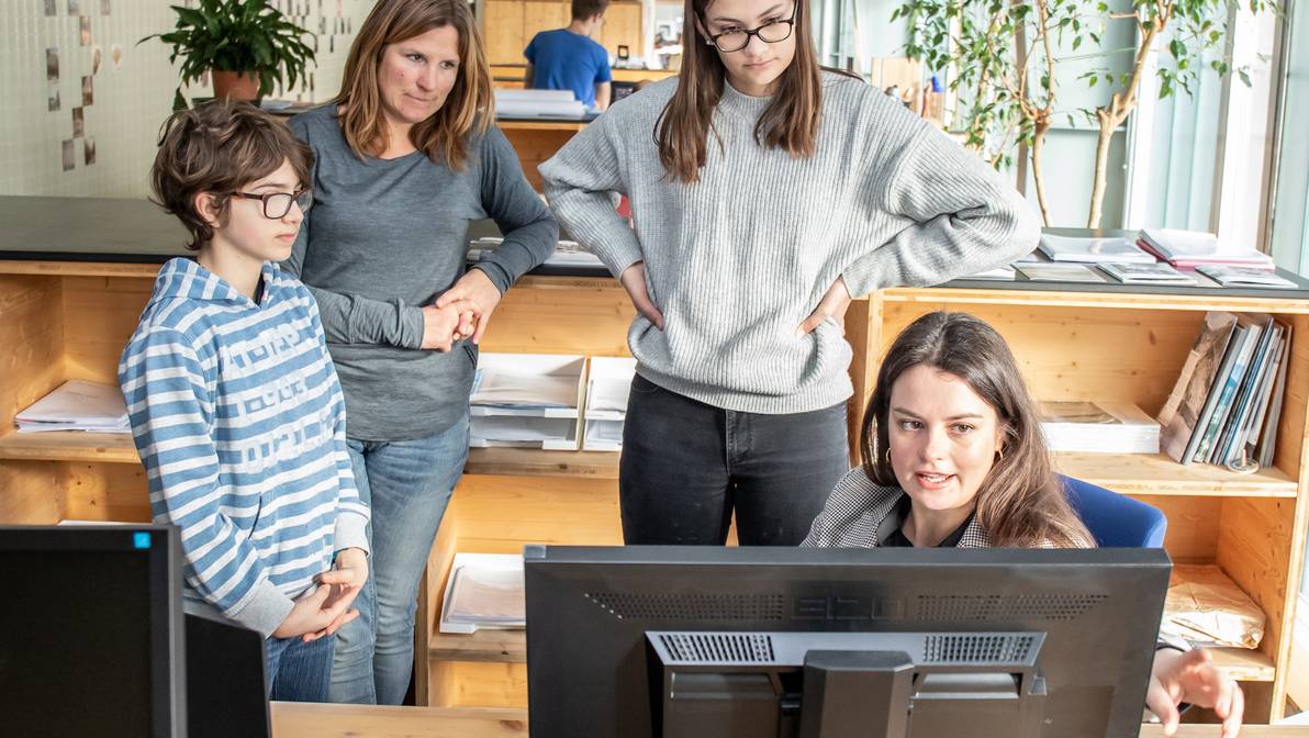 Mentorin Noëlle Bottoni zeigt die Möglichkeiten der 3D-Modelierung im Atelier der FH Graubünden auf. 