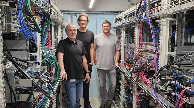 Im Serverraum der FH Graubünden: Mitarbeitende des Schweizerischen Instituts für Informationswissenschaft (SII) und der IT-Abteilung spannen zusammen und entwickeln eine neue Infrastruktur.