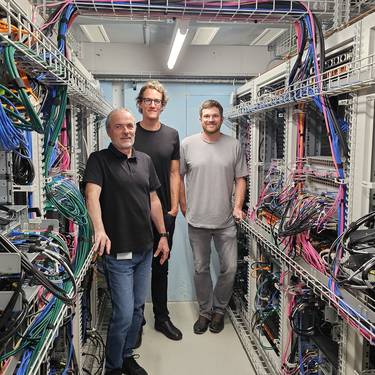 Im Serverraum der FH Graubünden: Mitarbeitende des Schweizerischen Instituts für Informationswissenschaft (SII) und der IT-Abteilung spannen zusammen und entwickeln eine neue Infrastruktur.