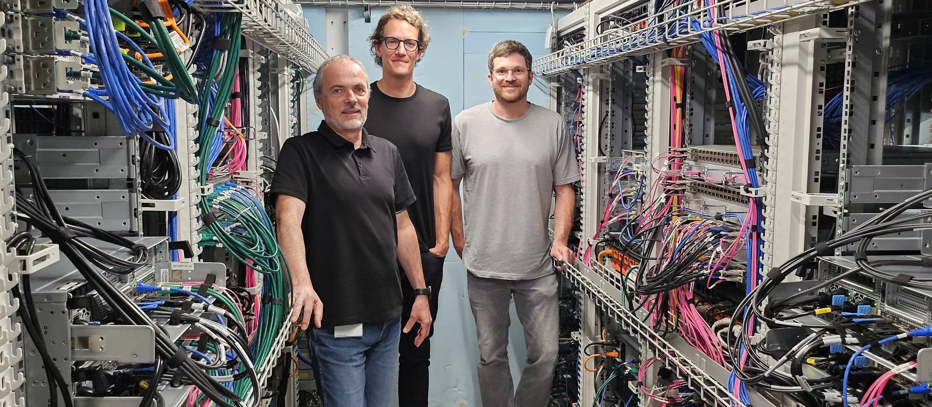 Im Serverraum der FH Graubünden: Mitarbeitende des Schweizerischen Instituts für Informationswissenschaft (SII) und der IT-Abteilung spannen zusammen und entwickeln eine neue Infrastruktur.