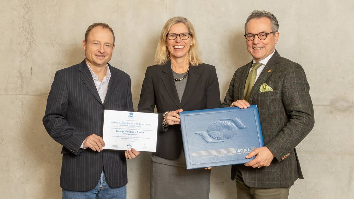 Die Freude über die erfolgreiche Rezertifizierung der Tourismusstudiengänge ist gross bei Studienleiter Patric Arn, Departementsleiterin Ulrike Zika und Rektor Jürg Kessler. (vlnr)