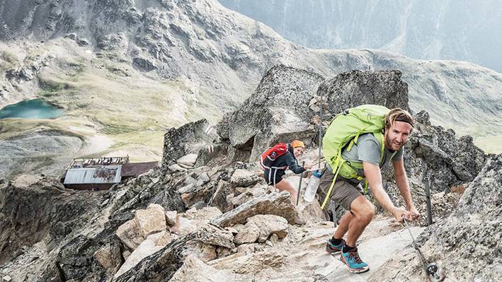 Person klettert an steiler Felswand – Beispiel für Freizeitaktivität neben dem Ingenieurbau Studium.