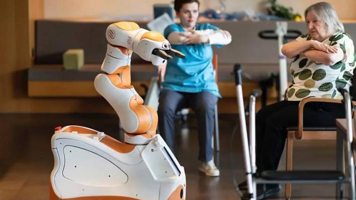 Assistenzroboter «Lio» bei der Arbeit – in Interaktion mit einer Patientin.