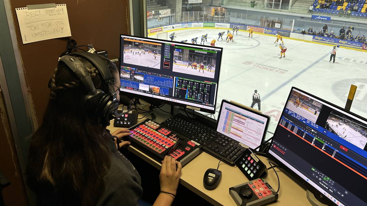 Volle Action: Neun Multimedia-Production-Studierende der Fachhochschule Graubünden verantworten die Übertragung der Heimspiele des EHC Arosa. 