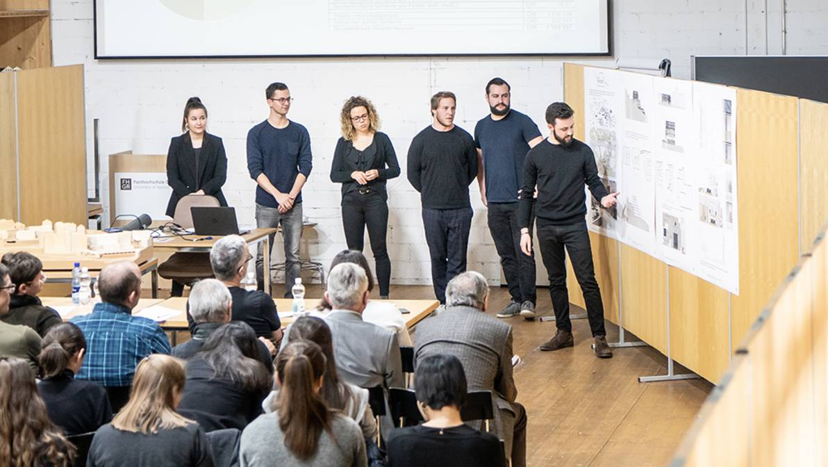 Studierende präsentieren dem interessierten Publikum ihr Betriebskonzept für die Belvédère Hotel in Scuol.