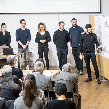Studierende präsentieren dem interessierten Publikum ihr Betriebskonzept für die Belvédère Hotel in Scuol.